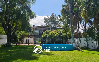 Amplia Casa Vacacional en venta a la Orilla del Lago de Amatitlán